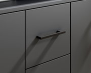 Nahaufnahme eines modernen, grauen Sideboards mit minimalistischen schwarzen Griffen, seitliche Perspektive.