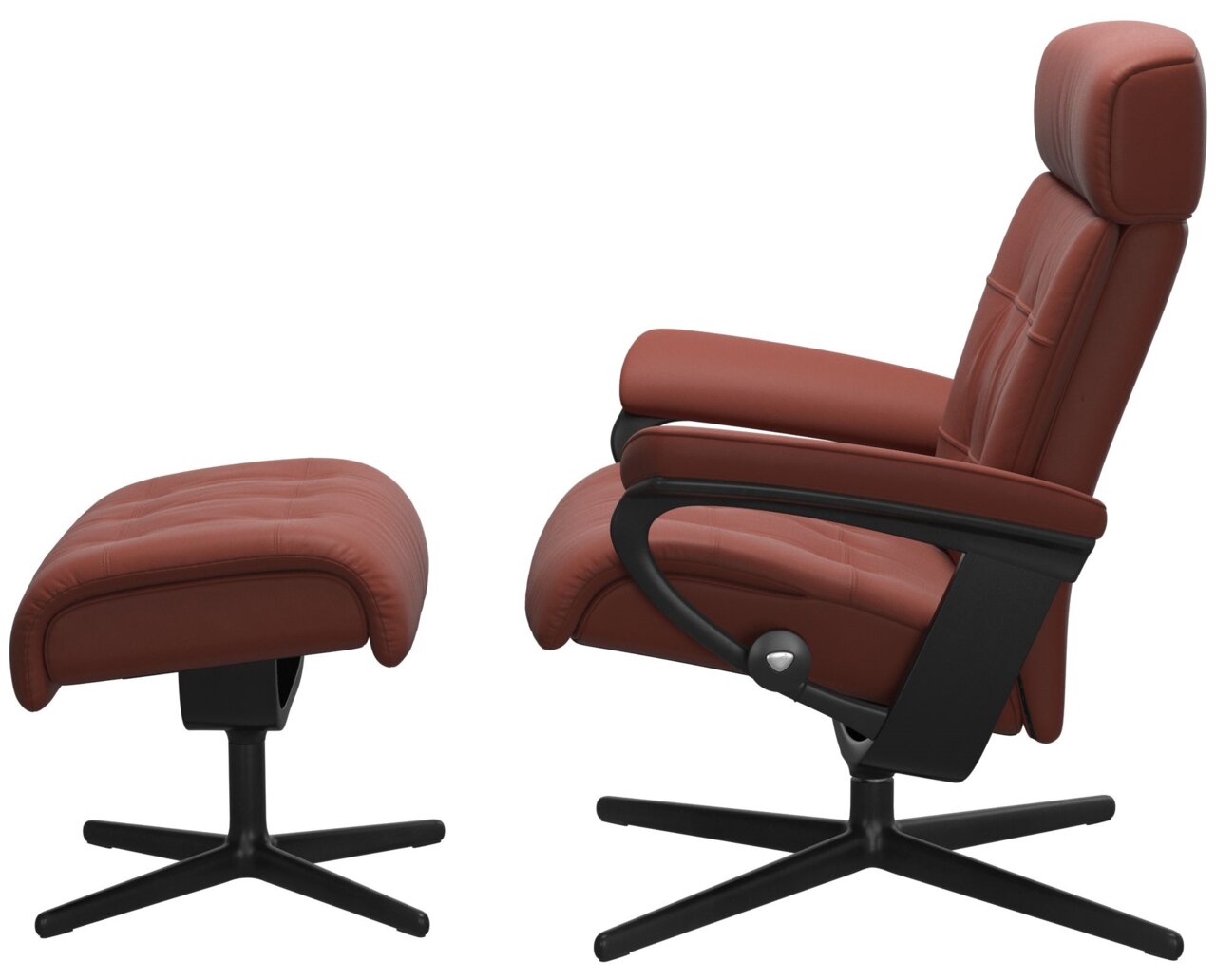 Zijaanzicht van een bruine fauteuil met bijpassende voetenbank, beide met een zwart draaipootonderstel.