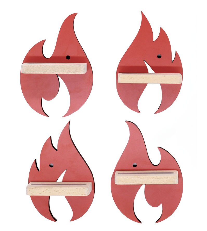 Rotes, flammenförmiges Wandregal mit hellem Holzbrett und schwarzem Befestigungsloch, in vier Ansichten (Front- und leichte Seitenperspektive) auf weißem Hintergrund