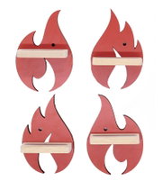 Rotes, flammenförmiges Wandregal mit hellem Holzbrett und schwarzem Befestigungsloch, in vier Ansichten (Front- und leichte Seitenperspektive) auf weißem Hintergrund