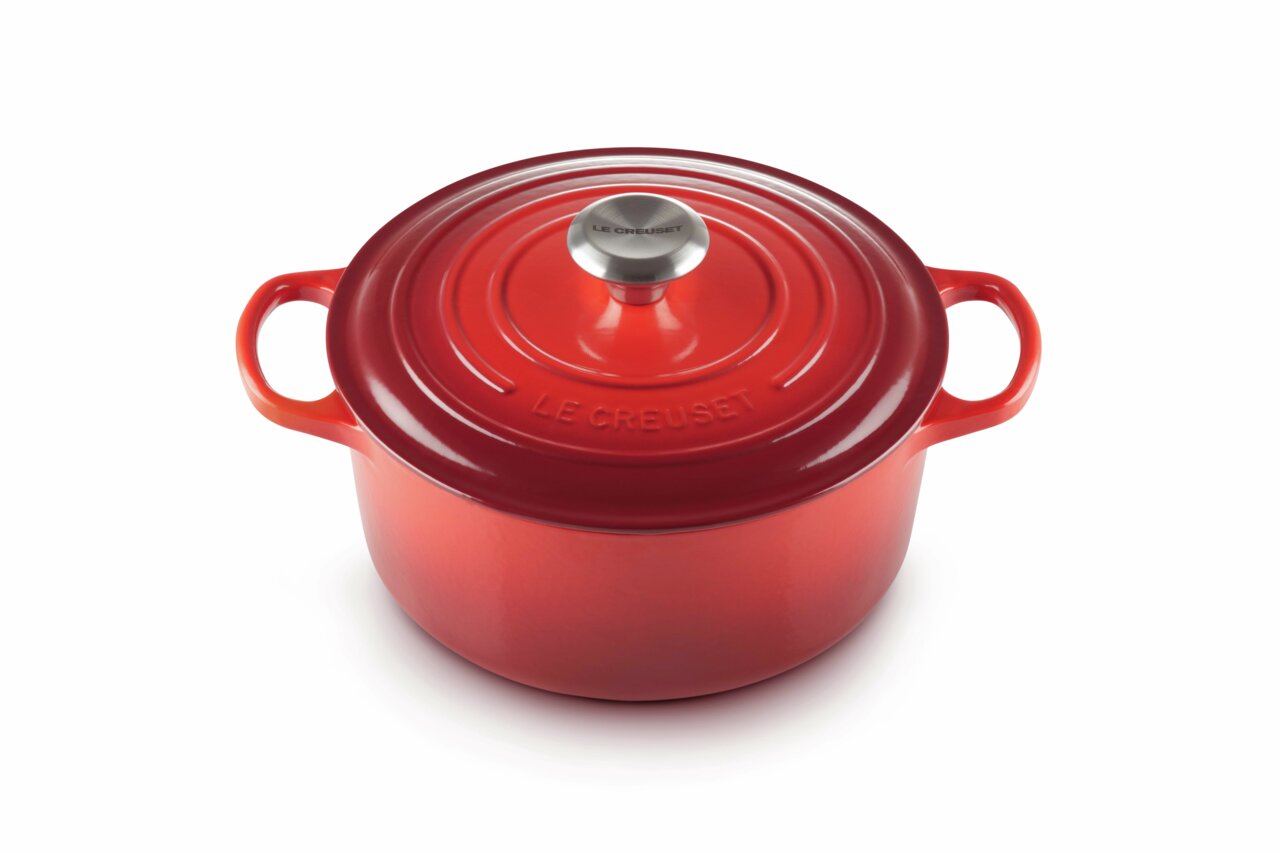 LE CREUSET ronde braadpan 24 cm, serie SIGNATURE Rode ronde Le Creuset-braadpan met deksel, bovenaanzicht