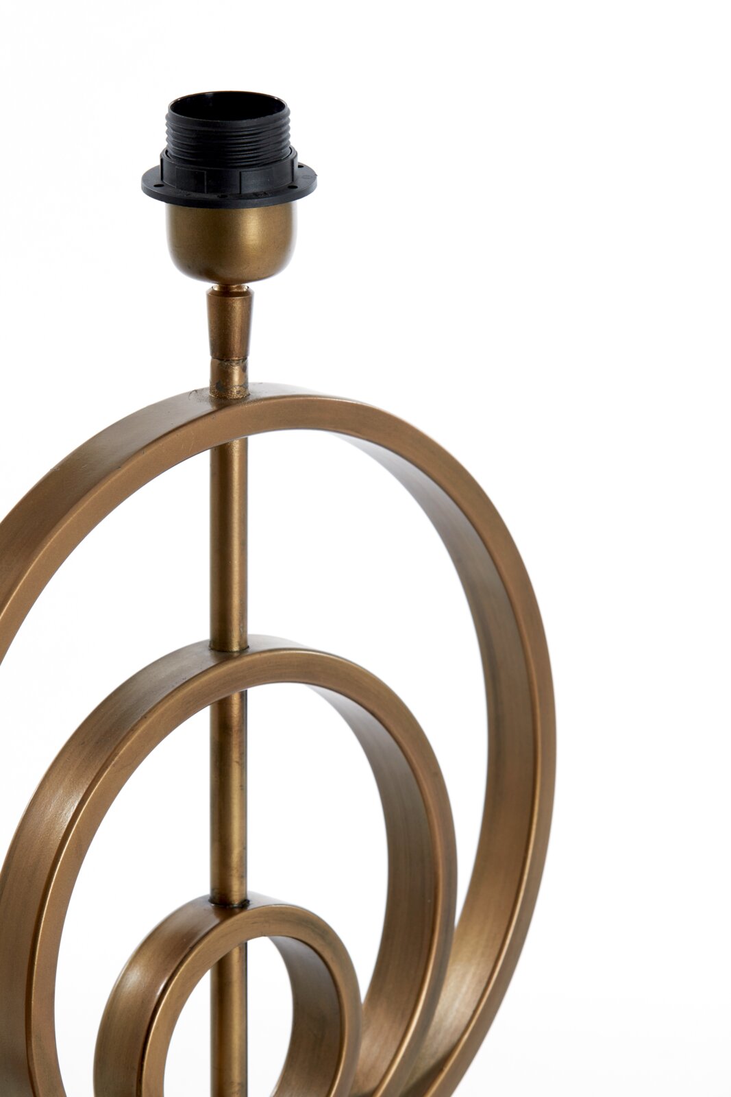 Close-up van een bronskleurige lampvoet met een cirkelvormig ontwerp, gezien vanaf de zijkant