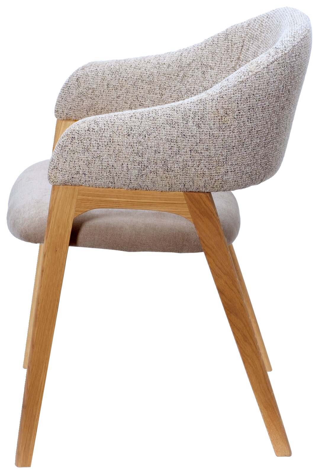 Zijaanzicht van een moderne fauteuil met een lichtgrijze stoffen bekleding en houten poten.