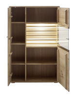Geöffnetes Highboard aus Holz mit mehreren Regalfächern und integrierter Beleuchtung, frontale Ansicht.