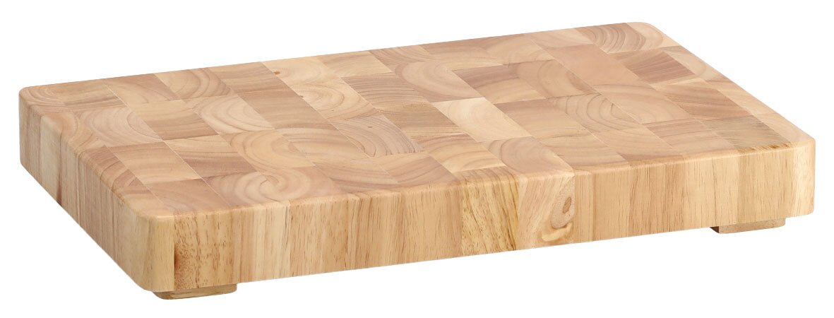 Holzhackblock in rechteckiger Form, aus hellem Holz mit sichtbarer Maserung, perspektivisch von der Seite fotografiert.