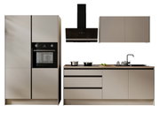 Moderne keukenblok in neutrale tinten met ingebouwde oven, afzuigkap en spoelbak, gezien vanaf de voorkant.