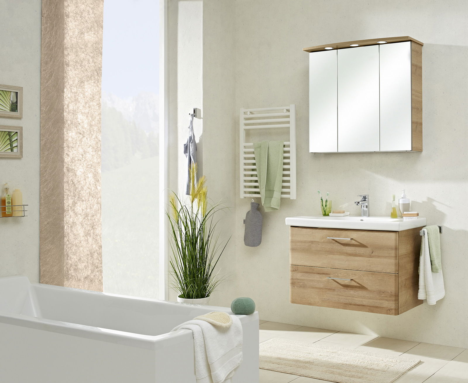 Moderne Badkombination mit Holzoptik, bestehend aus einem Waschtisch mit zwei Schubladen und einem dreitürigen Spiegelschrank, seitliche Perspektive.