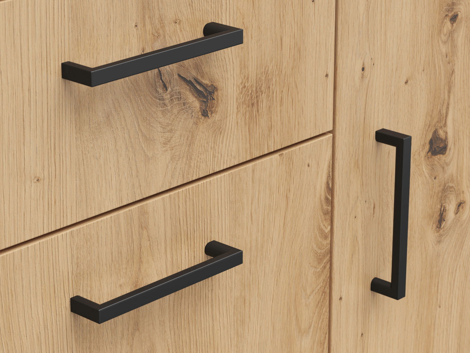 Nahaufnahme einer Kommode aus hellem Holz mit schwarzen, modernen Griffen, perspektivisch von vorne aufgenommen.
