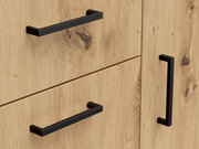 Nahaufnahme einer Kommode aus hellem Holz mit schwarzen, modernen Griffen, perspektivisch von vorne aufgenommen.