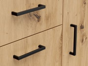 Nahaufnahme einer Kommode aus hellem Holz mit schwarzen, modernen Griffen, perspektivisch von vorne aufgenommen.