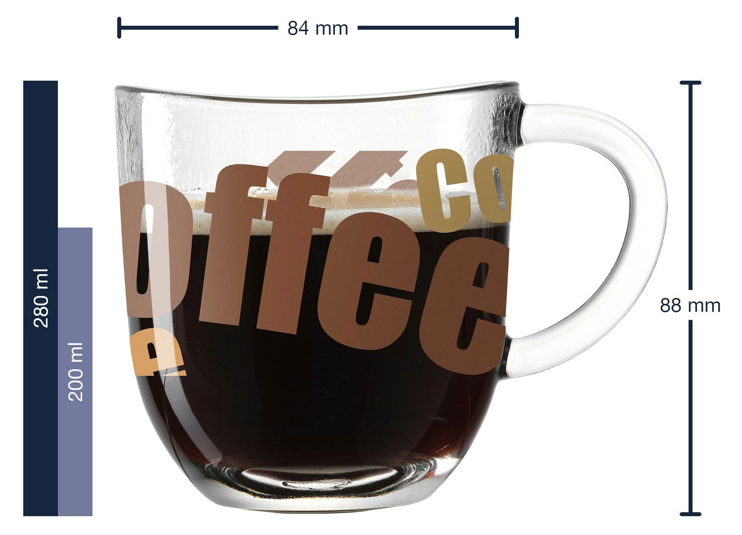 Transparente Tasse mit großem Henkel, bedruckt mit dem Wort 'Coffee' in verschiedenen Brauntönen, gefüllt mit schwarzem Kaffee. Seitenansicht.