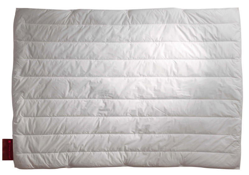 Weiße Bettdecke in rechteckiger Form, von oben betrachtet, mit gestepptem Design und rotem Etikett an der Seite.