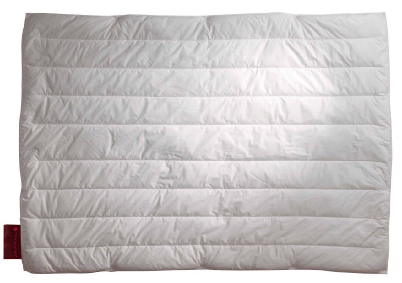 Weiße Bettdecke in rechteckiger Form, von oben betrachtet, mit gestepptem Design und rotem Etikett an der Seite.