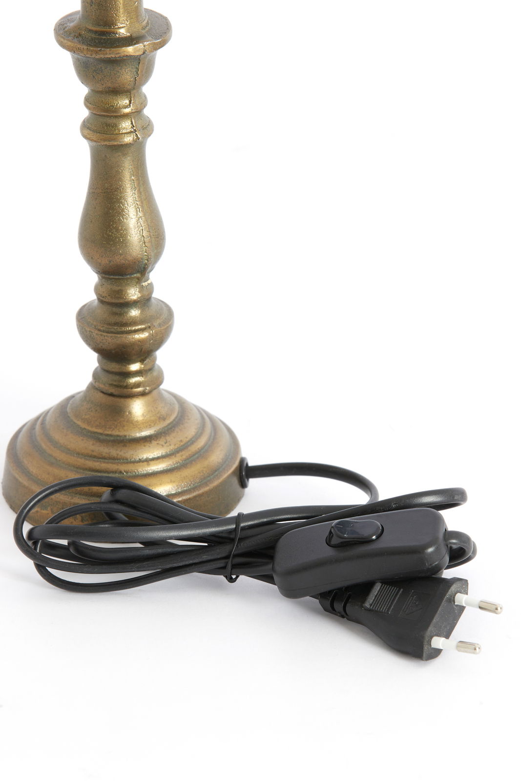 Nahaufnahme eines bronzefarbenen Lampenfußes mit Kabel und Schalter, seitliche Perspektive.