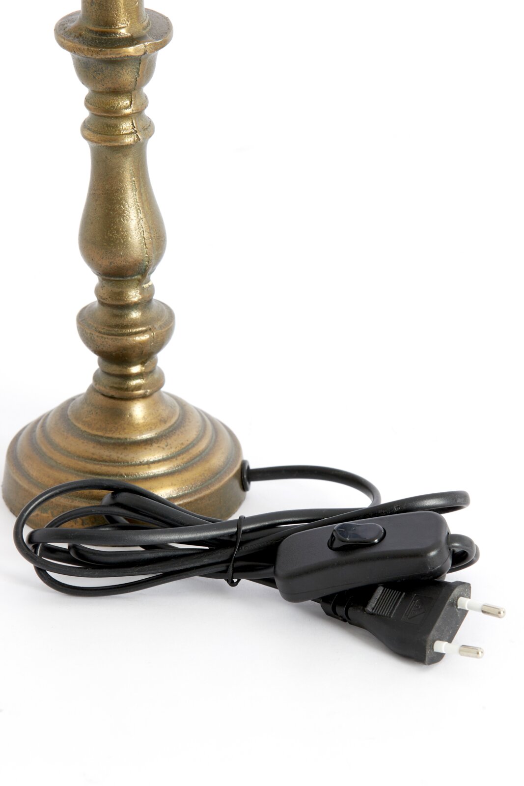 Nahaufnahme eines bronzefarbenen Lampenfußes mit Kabel und Schalter, seitliche Perspektive.