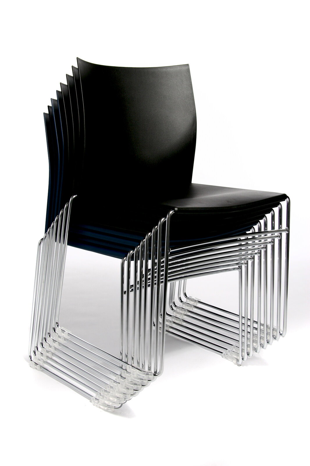 Stapelbare Besucherstühle mit schwarzem Sitz und Rückenlehne aus Kunststoff, seitliche Perspektive