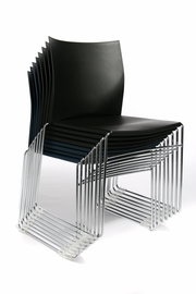 Stapelbare Besucherstühle mit schwarzem Sitz und Rückenlehne aus Kunststoff, seitliche Perspektive