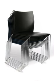 Stapelbare Besucherstühle mit schwarzem Sitz und Rückenlehne aus Kunststoff, seitliche Perspektive