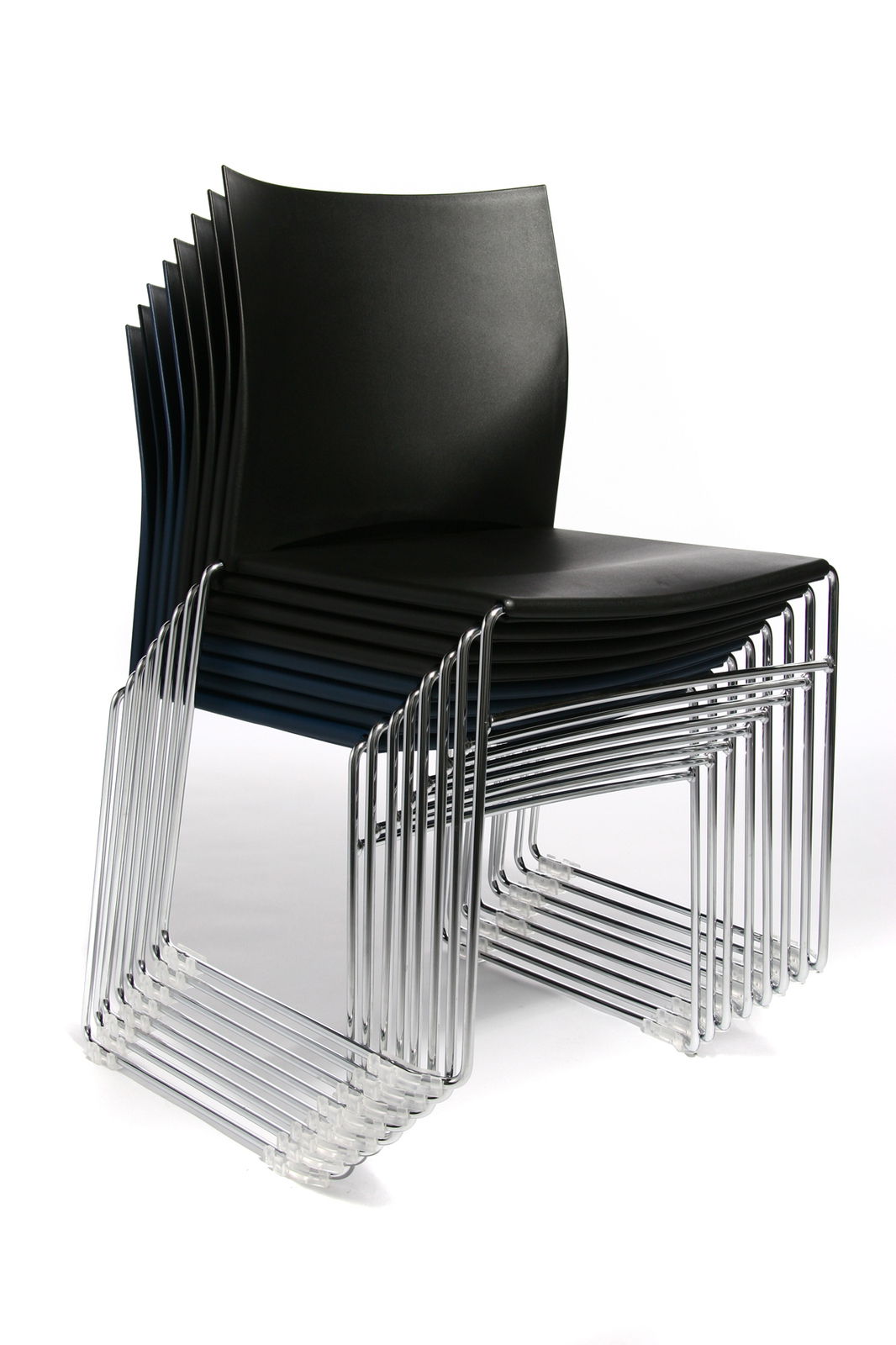 Stapelbare Besucherstühle mit schwarzem Sitz und Rückenlehne aus Kunststoff, seitliche Perspektive