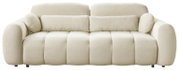 Beiges, gepolstertes 3-Sitzer-Sofa mit weichem Bouclé-/Teddy-Stoff, breiten Armlehnen und großen Rückenkissen, Frontansicht auf weißem Hintergrund