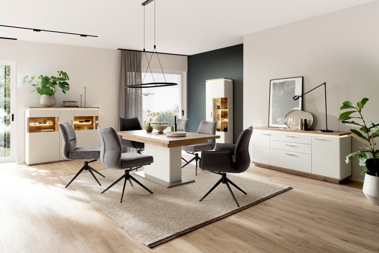 Moderne eetkamerset met een lichte houten tafel, gestoffeerde draaistoelen, witte dressoirs en een vitrinekast met verlichting, evenals een zwarte hanglamp, gefotografeerd vanuit een breedhoekperspectief op ooghoogte.