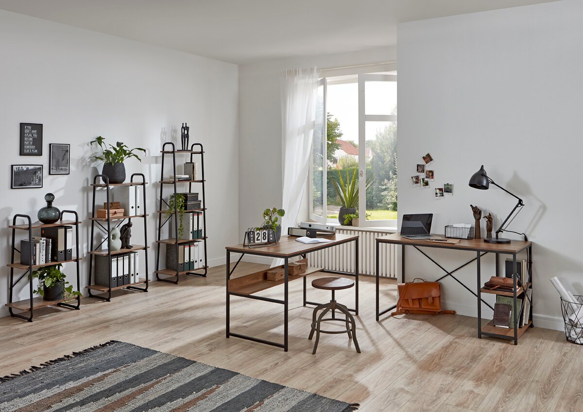 Modernes Homeoffice mit Schreibtisch und passenden Regalen aus Holz und schwarzem Metall, aufgenommen in einer Weitwinkel-Frontansicht im hellen Raum mit großem Fenster.