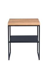 Moderner Beistelltisch mit Holzplatte und schwarzem Metallgestell, Frontalansicht