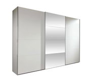 Schwebetürenschrank mit drei Türen, mittlere Tür mit Spiegel, seitliche Perspektive