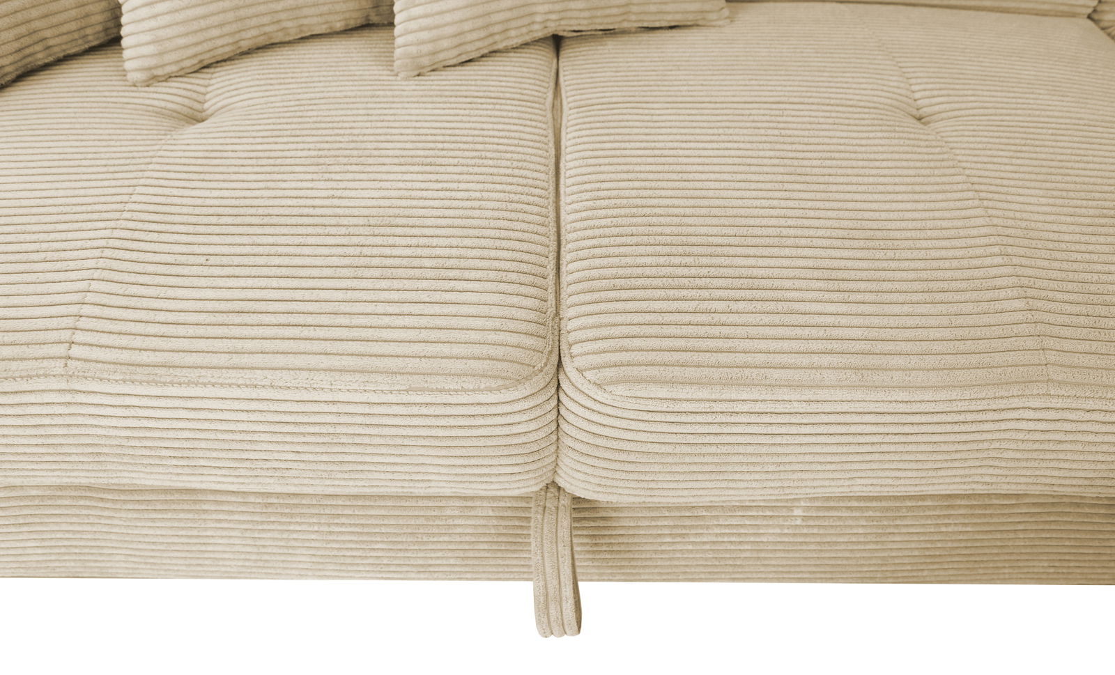 Nahaufnahme einer beige gestreiften Sofaecke mit Kissen, von oben betrachtet.