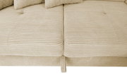 Nahaufnahme einer beige gestreiften Sofaecke mit Kissen, von oben betrachtet.