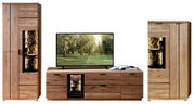 Wohnwand-Set aus massivem Holz in Eichenoptik mit TV-Lowboard und zwei hohen Vitrinenschränken, beleuchtete Glasfächer mit Deko, Frontansicht auf weißem Hintergrund