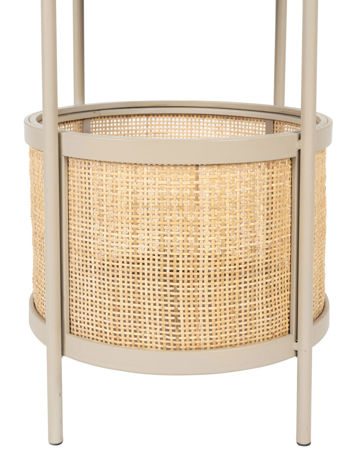 Nahaufnahme eines Beistelltisches mit einem runden, geflochtenen Korbdesign und einem stabilen Metallrahmen.