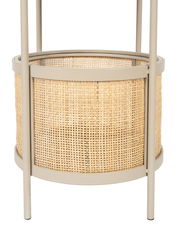 Nahaufnahme eines Beistelltisches mit einem runden, geflochtenen Korbdesign und einem stabilen Metallrahmen.