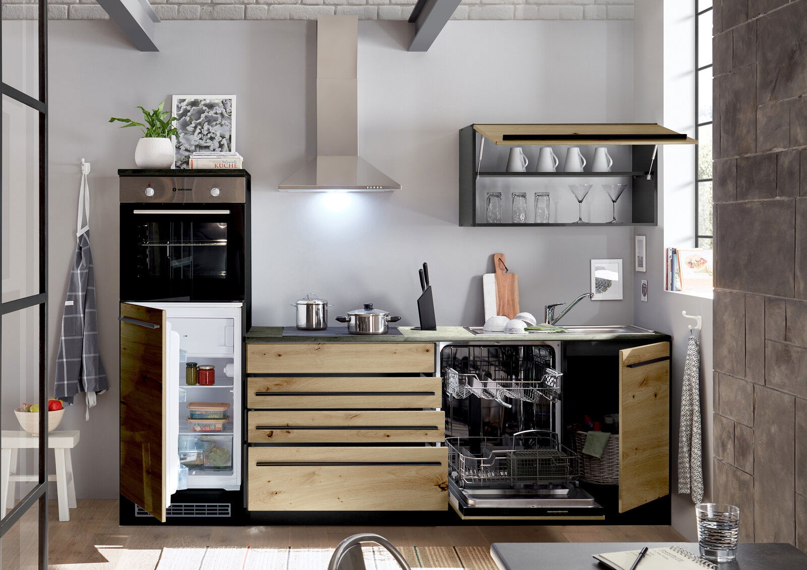 Moderne Küchenzeile mit Holzfronten, bestehend aus einem offenen Kühlschrank, einem Herd mit Dunstabzugshaube, einem Geschirrspüler und einem Spülbecken. Perspektive: Frontalansicht.