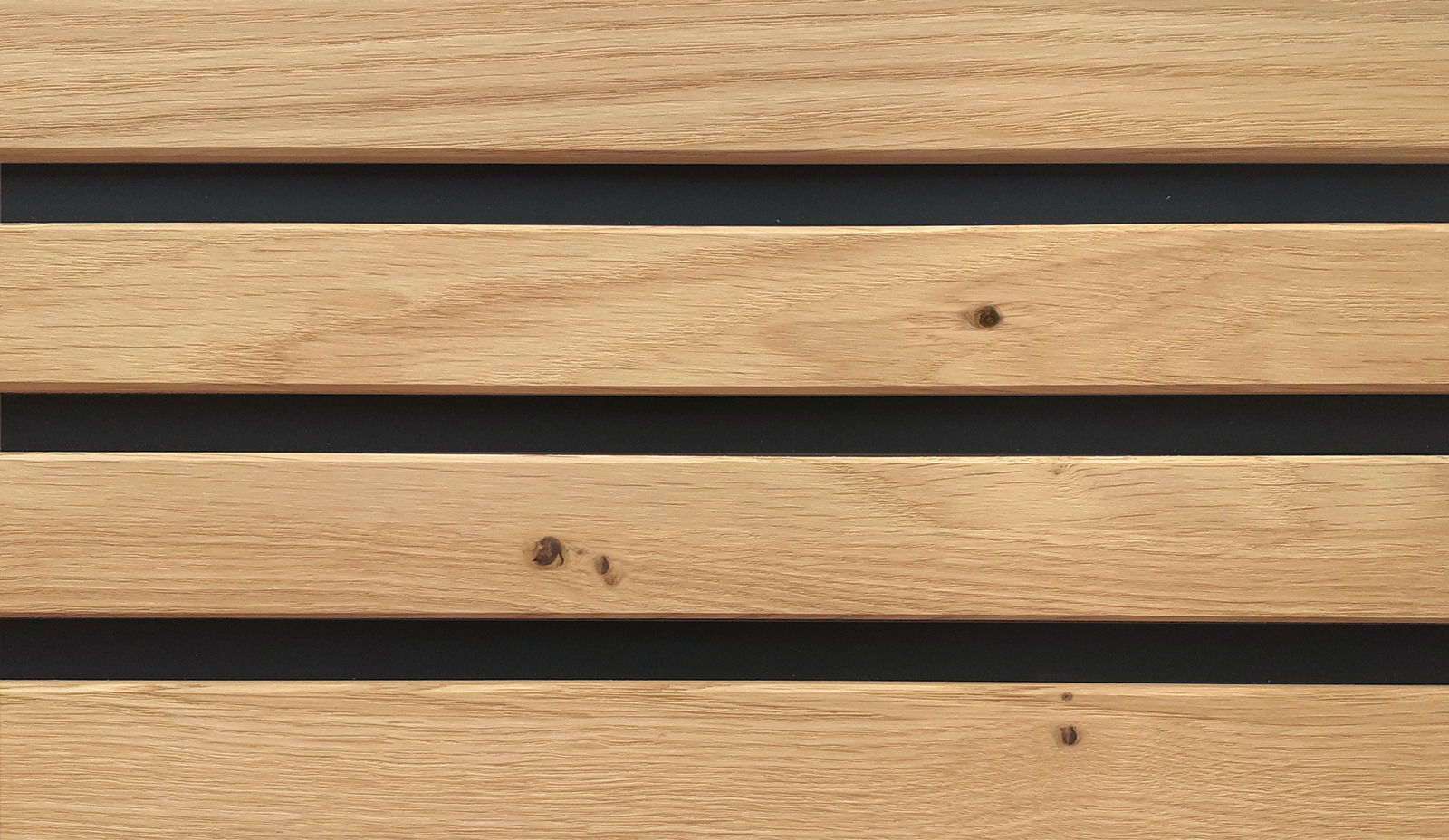 Nahaufnahme von Holzlatten mit natürlicher Maserung und Knoten, horizontal angeordnet, mit schwarzem Hintergrund.