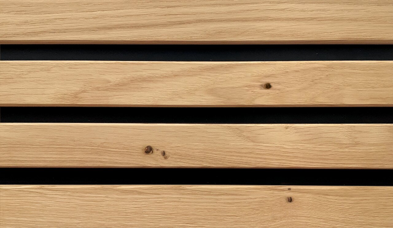 Nahaufnahme von Holzlatten mit natürlicher Maserung und Knoten, horizontal angeordnet, mit schwarzem Hintergrund.