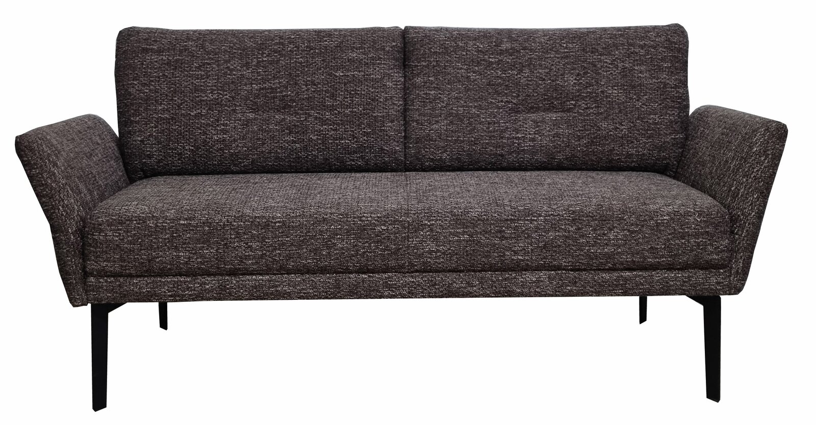 Graue, moderne Bank mit zwei Rückenkissen und schrägen Armlehnen, frontal fotografiert.