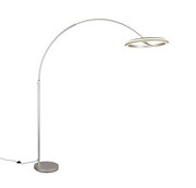 Moderne LED-Bogenleuchte in seitlicher Perspektive mit rundem Sockel und gebogenem Arm, der einen ringförmigen Leuchtkopf hält.