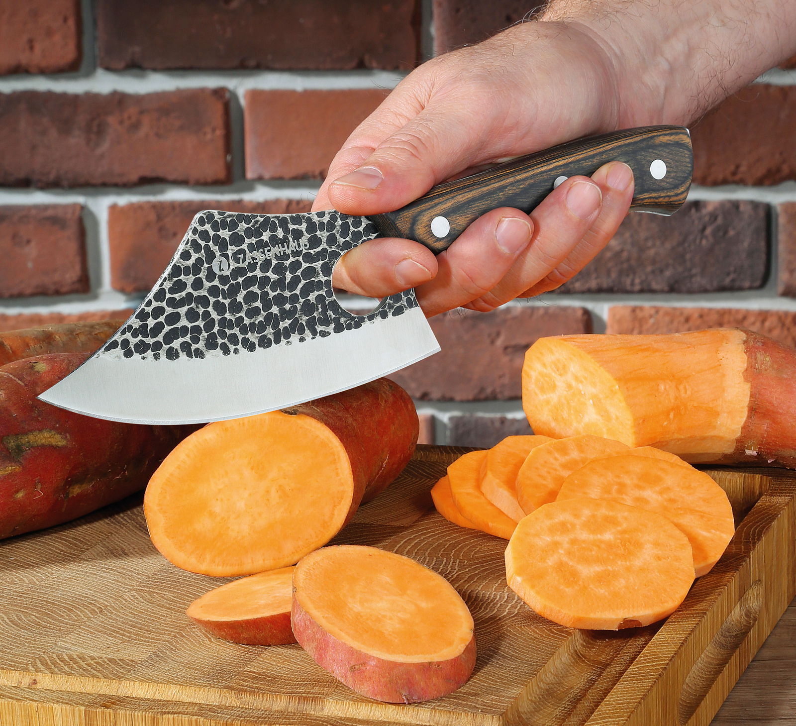 Kochmesser FARMER 14 cm schneidet Süßkartoffeln auf einem Holzbrett, seitliche Perspektive.