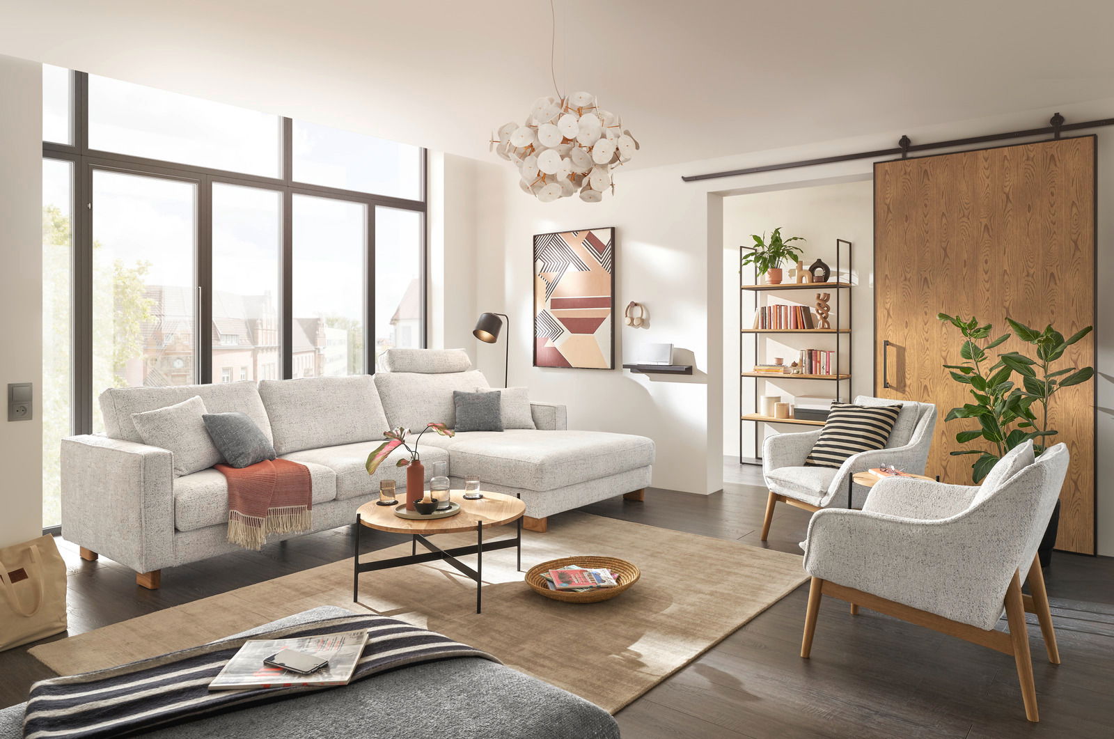 Moderner Couchtisch aus Holz mit schwarzem Metallgestell in einem hellen Wohnzimmer, seitliche Perspektive.