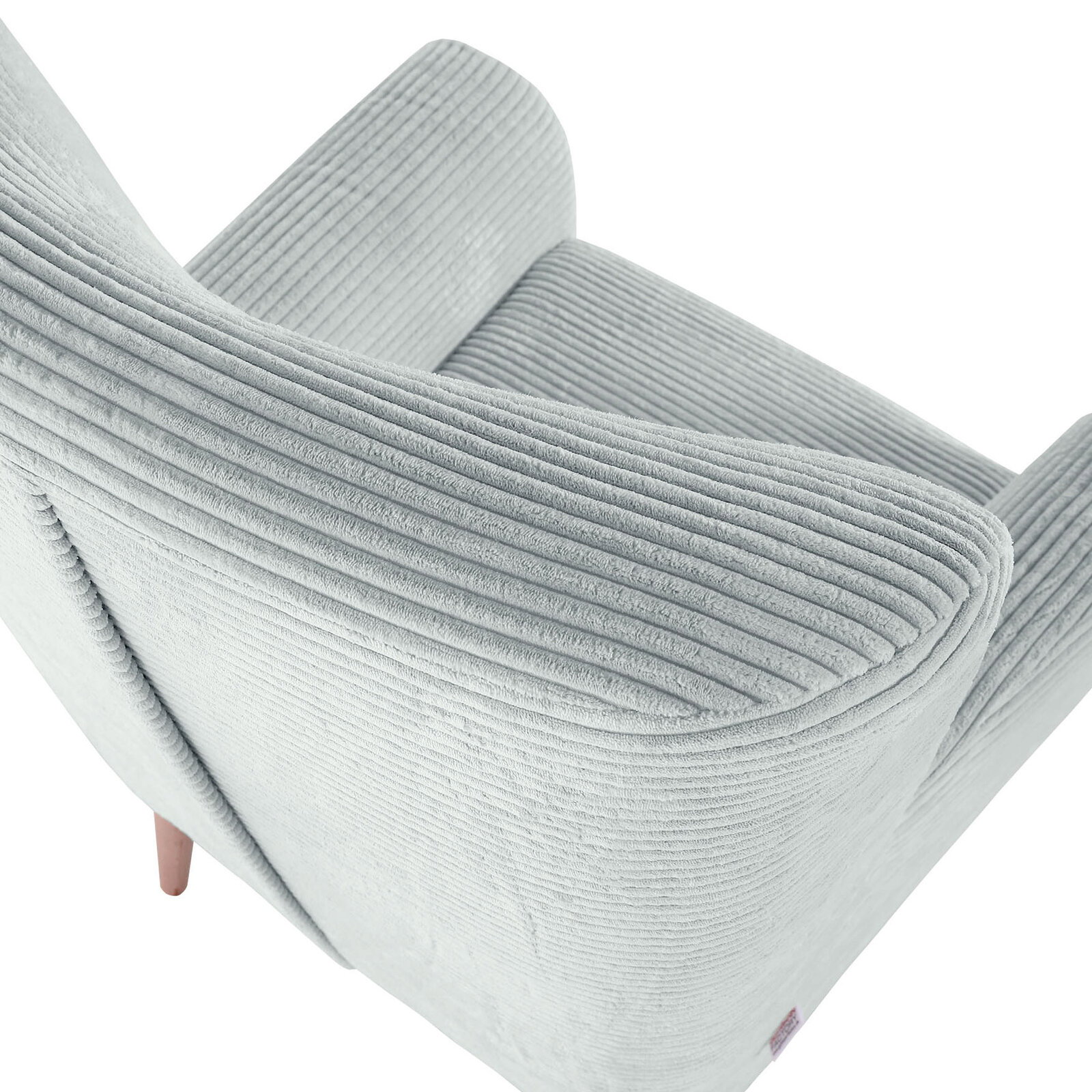 Hellgrauer, gerippter Cord-Sessel mit abgerundeter Rückenlehne und Sitzpolster, schräg von oben in 3/4-Ansicht fotografiert, freigestellt auf weißem Hintergrund.