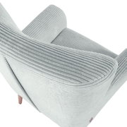 Lichtgrijze, geribbelde corduroy fauteuil met afgeronde rugleuning en zitkussen, schuin van bovenaf gefotografeerd in driekwartperspectief, vrijstaand op een witte achtergrond.
