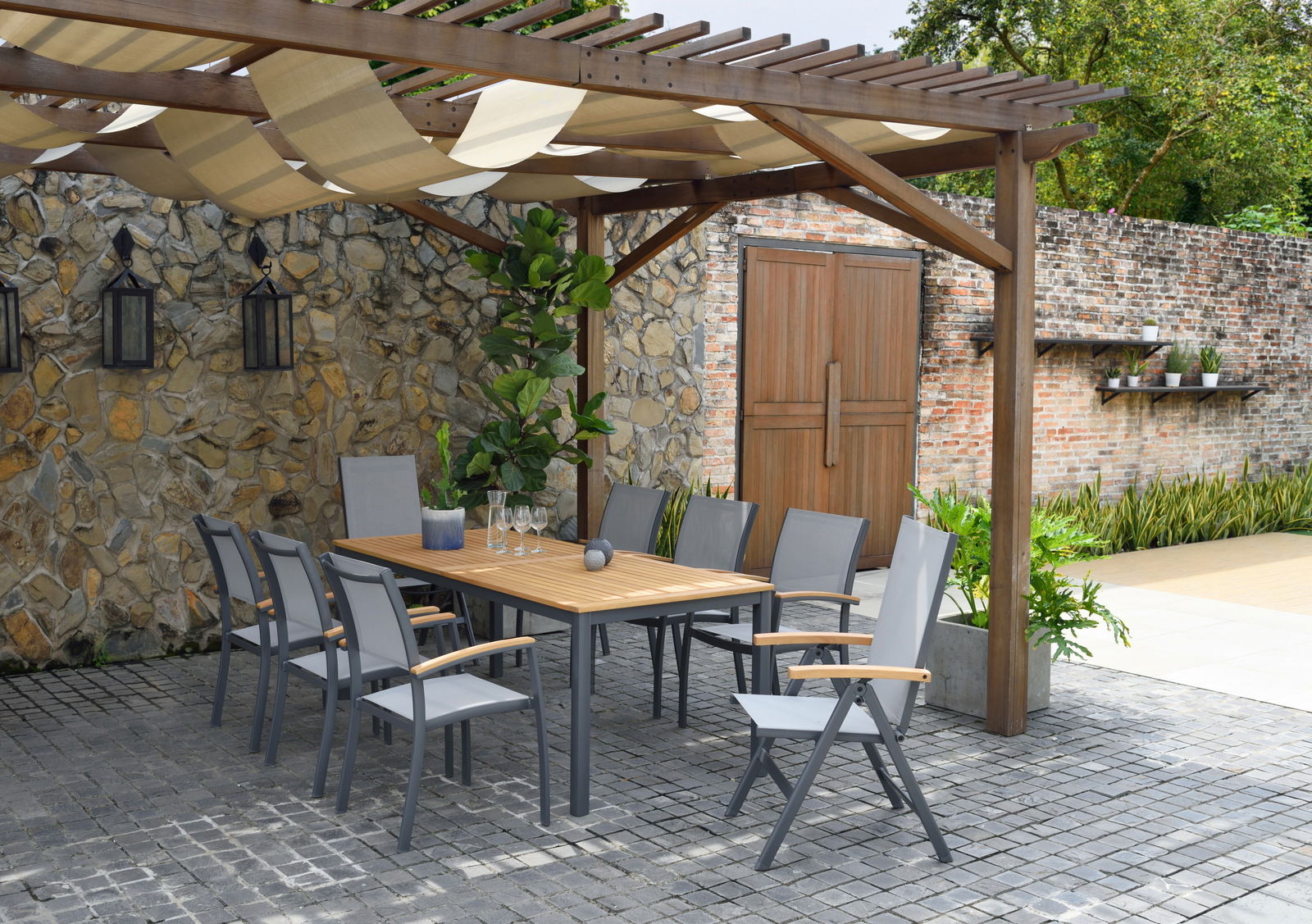 Moderner Gartentisch mit Holzplatte und grauen Stühlen unter einer Pergola, seitliche Perspektive
