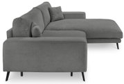 Graues L-förmiges Ecksofa mit Ottomane/Longchair, Stoffbezug, schwarzen Metallfüßen und Zierkissen, Ansicht schräg von vorne links