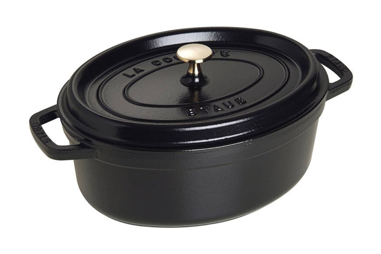 Staub Bräter Cocotte 29cm oval Schwarzer ovaler Bräter Cocotte 29cm mit Deckel und goldfarbenem Knauf, seitliche Perspektive