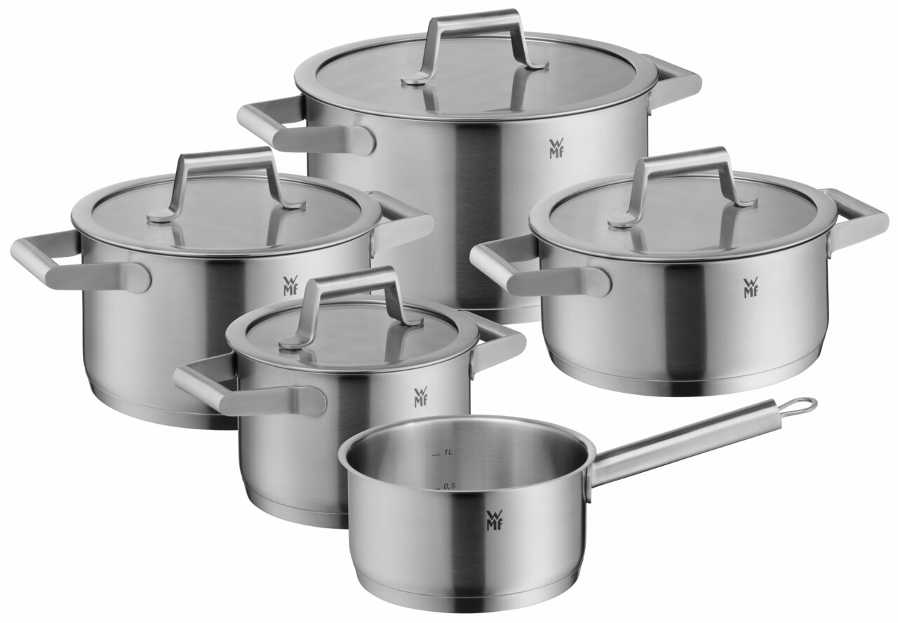 5-delige pannenset Comfort Line van roestvrij staal, bestaande uit vier pannen met deksels en een steelpan, gefotografeerd vanuit een licht verhoogd perspectief.