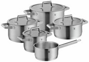 5-delige pannenset Comfort Line van roestvrij staal, bestaande uit vier pannen met deksels en een steelpan, gefotografeerd vanuit een licht verhoogd perspectief.