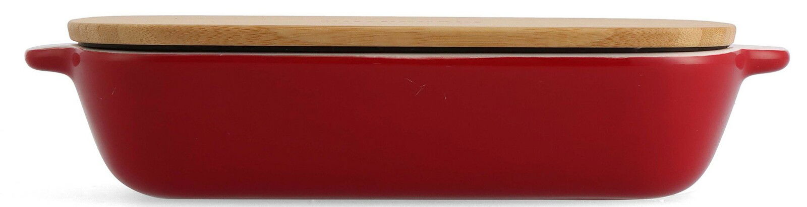 Rote Auflaufform mit Deckel aus Holz, seitliche Perspektive
