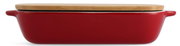 Rote Auflaufform mit Deckel aus Holz, seitliche Perspektive