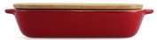 Rote Auflaufform mit Deckel aus Holz, seitliche Perspektive
